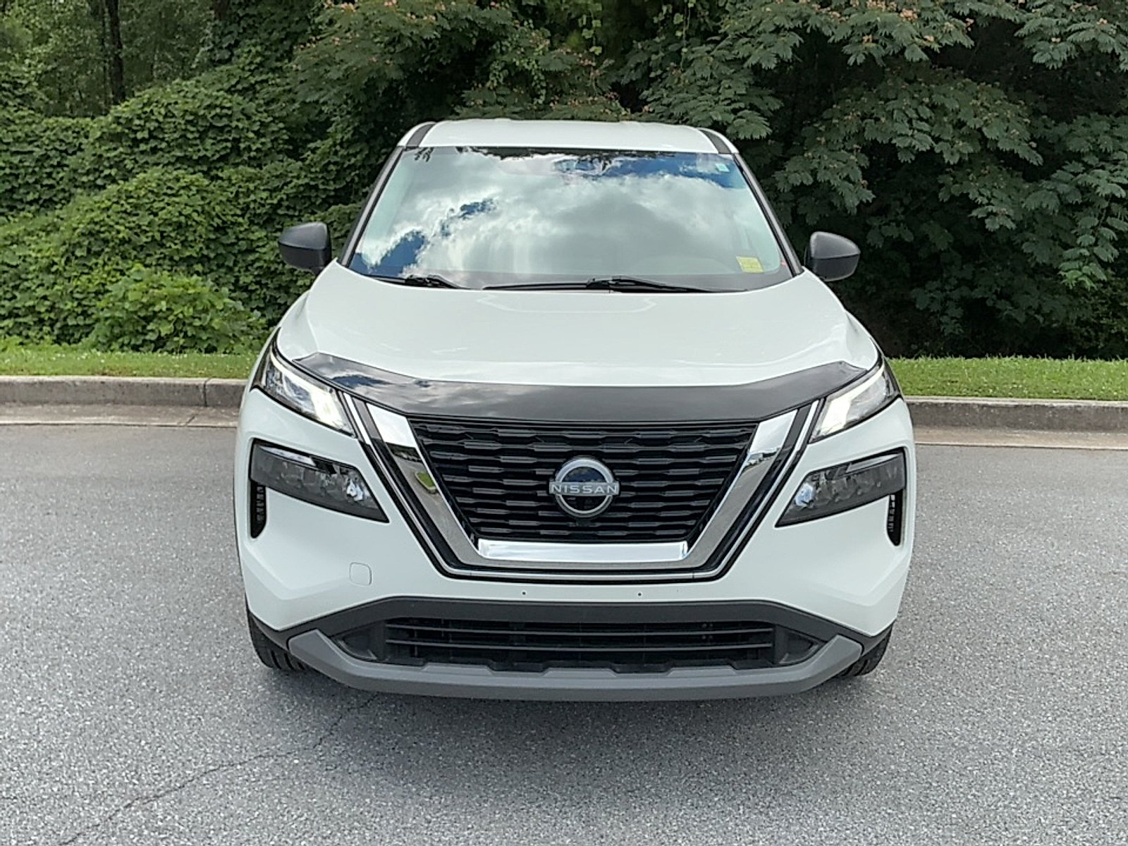 Used 2022 Glacier White Nissan S FWD image 15