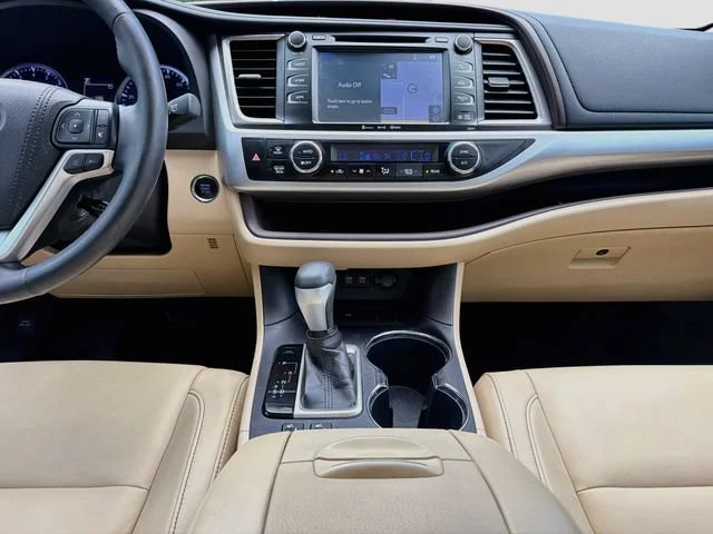 Used 2018 Blizzard Pearl Toyota XLE image 18