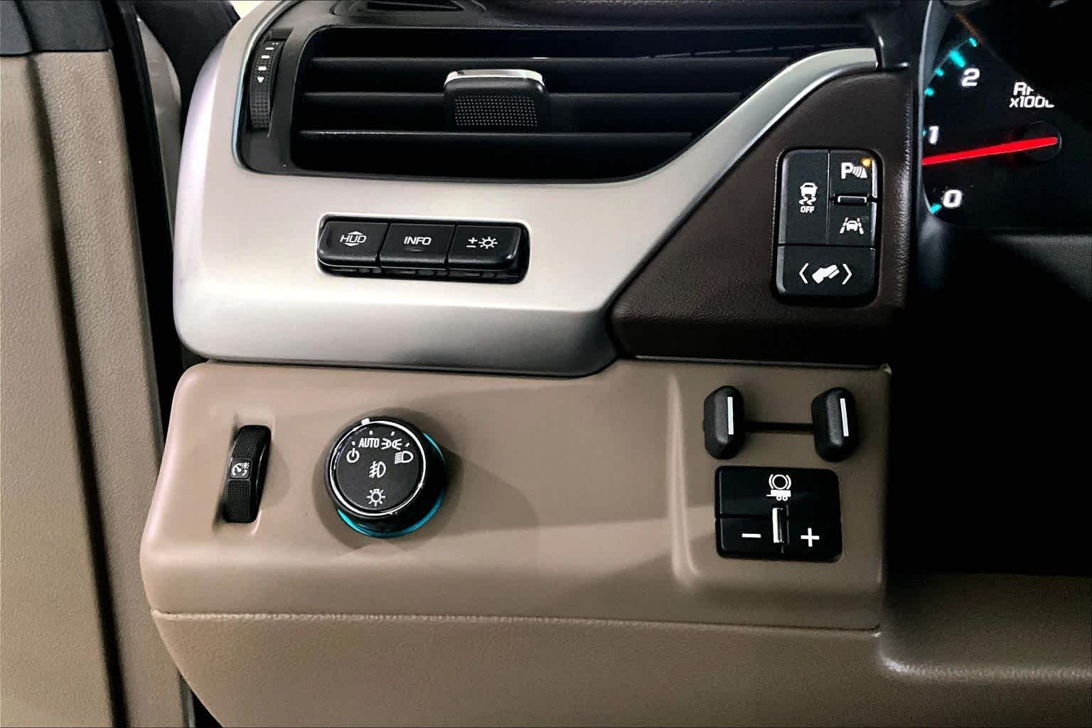 Used 2017 Iridescent Pearl Tricoat Chevrolet Premier image 36