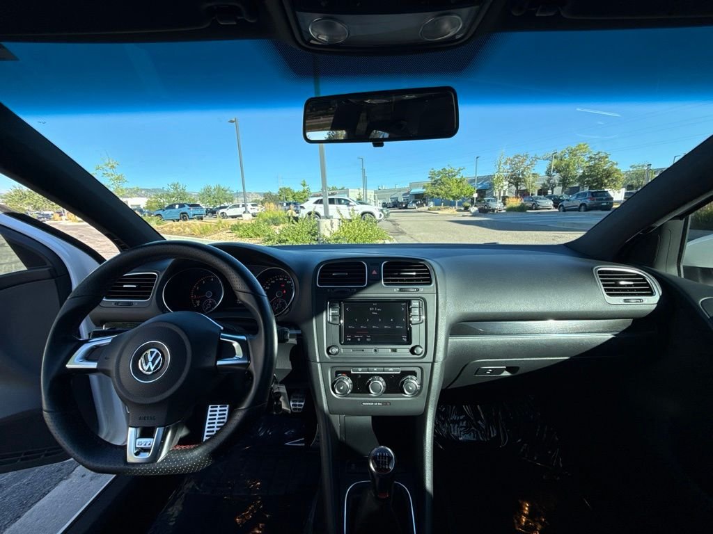 Used 2011 White Volkswagen Base image 12
