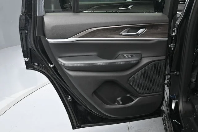 New 2026 Diamond Black Crystal Pearl-Coat Exterior Paint Jeep Altitude image 13
