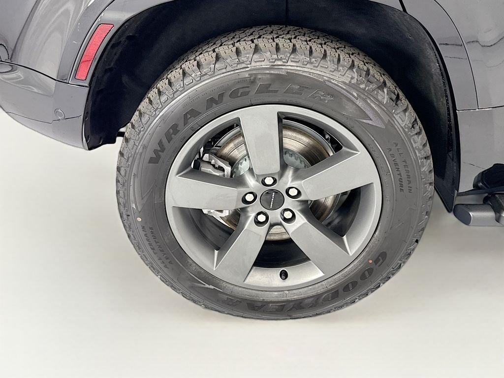 New 2026 Santorini Black Land Rover X-Dynamic SE image 32