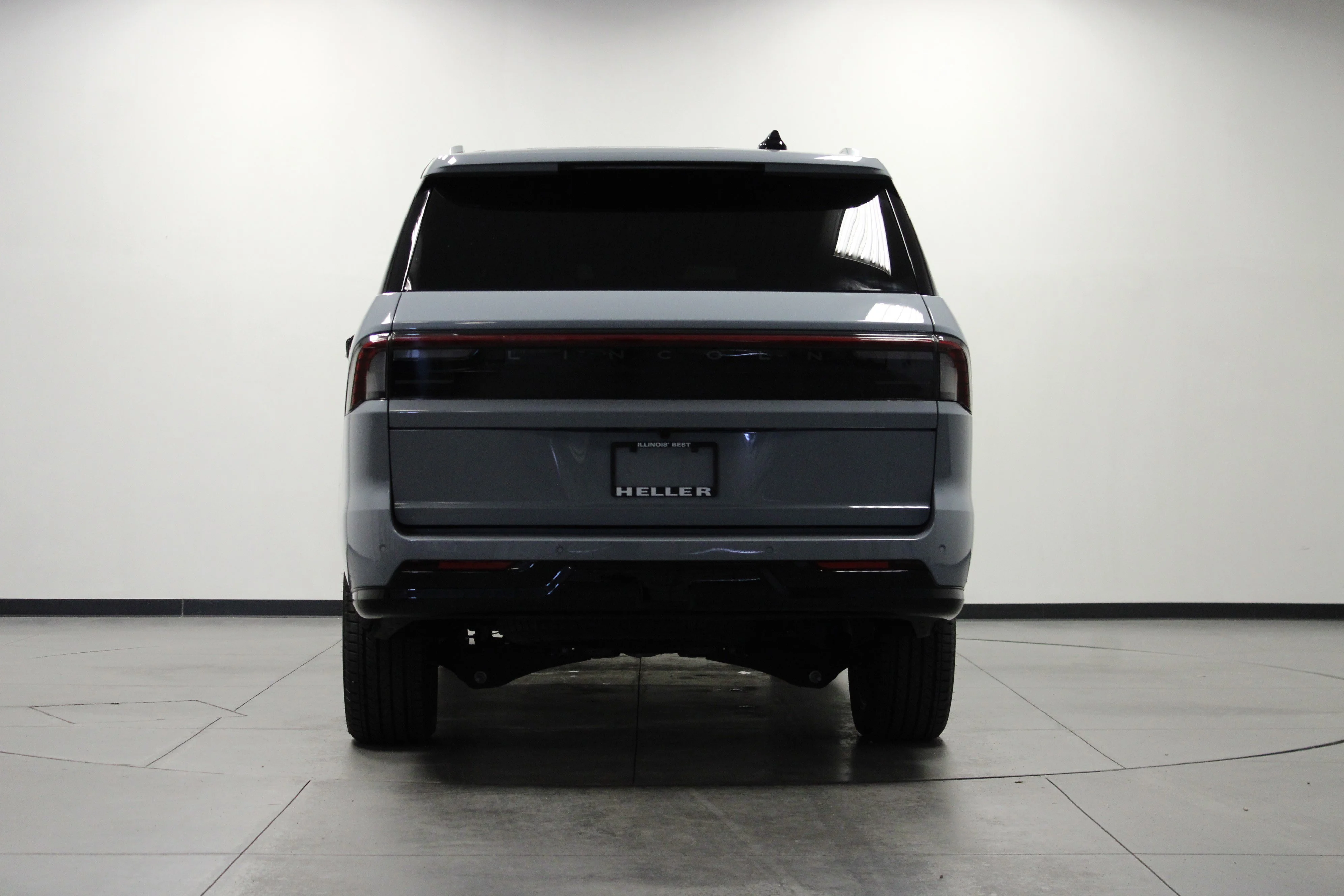 Used 2025 Gray Mist Metallic Tri-Coat Lincoln Reserve image 5