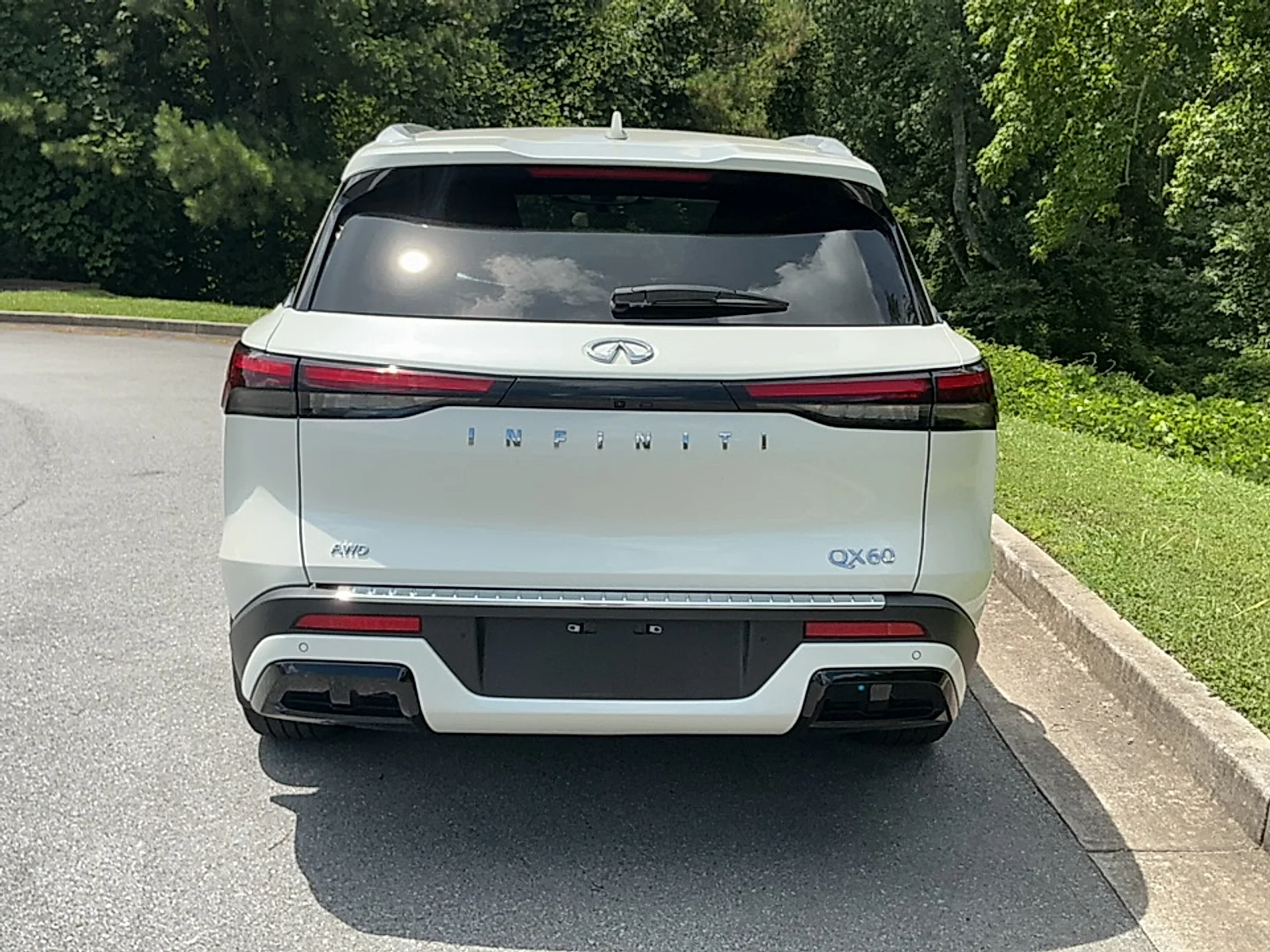Used 2023 Majestic White INFINITI LUXE AWD image 17