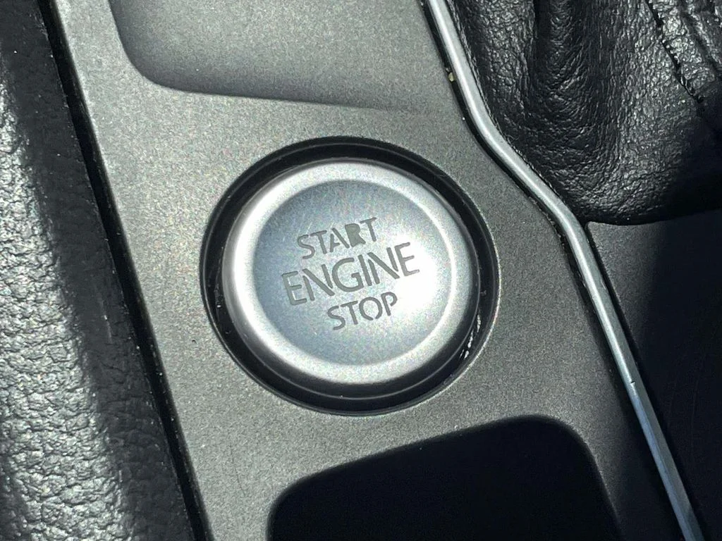 Used 2019 Black Volkswagen SEL image 33
