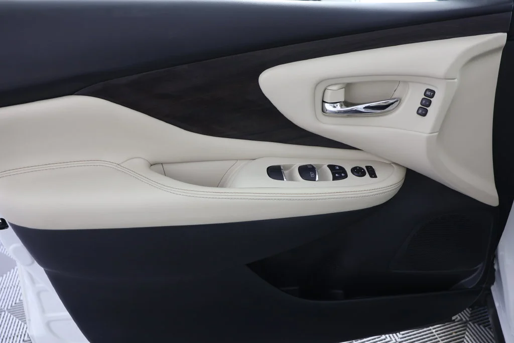 Used 2023 Pearl White Nissan Platinum image 25
