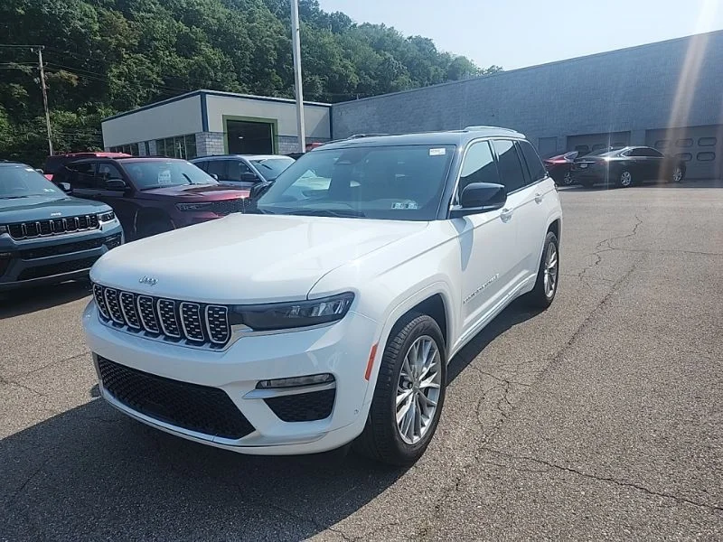 Used 2025 White Jeep Summit image 3