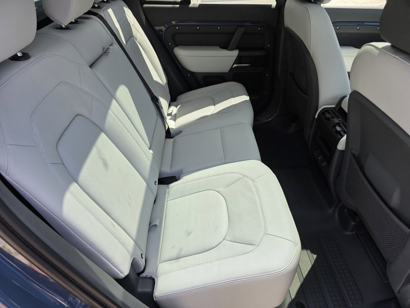 Used 2026 Tasman Blue Metallic Land Rover 110 X-Dynamic SE P400 image 5