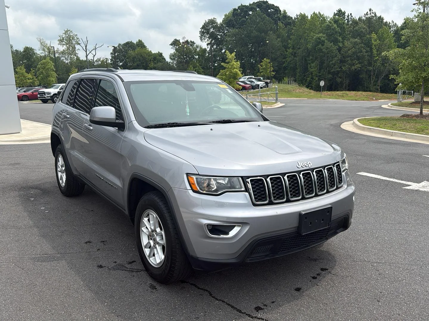 Used 2020 Billet Silver Metallic Jeep Laredo image 4