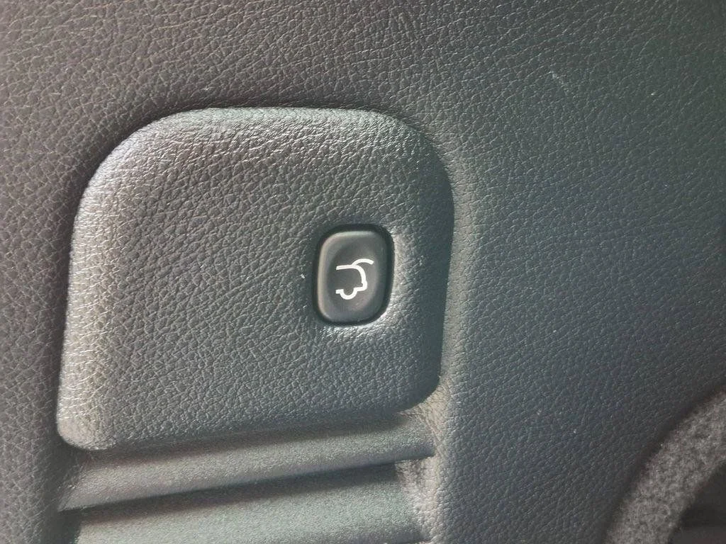 Used 2017 Black Jeep Overland image 9