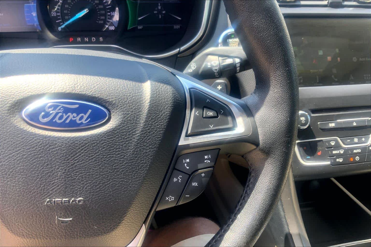 Used 2017 White Platinum Metallic Tri-Coat Ford SE image 24