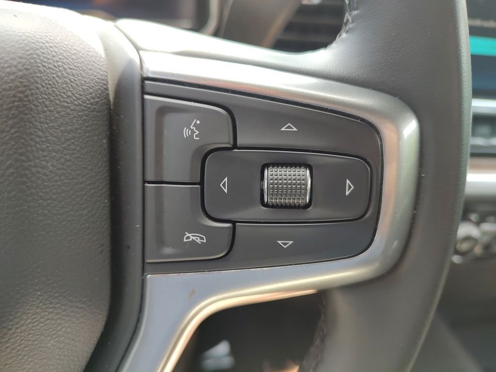 Used 2025 White Chevrolet LT image 26