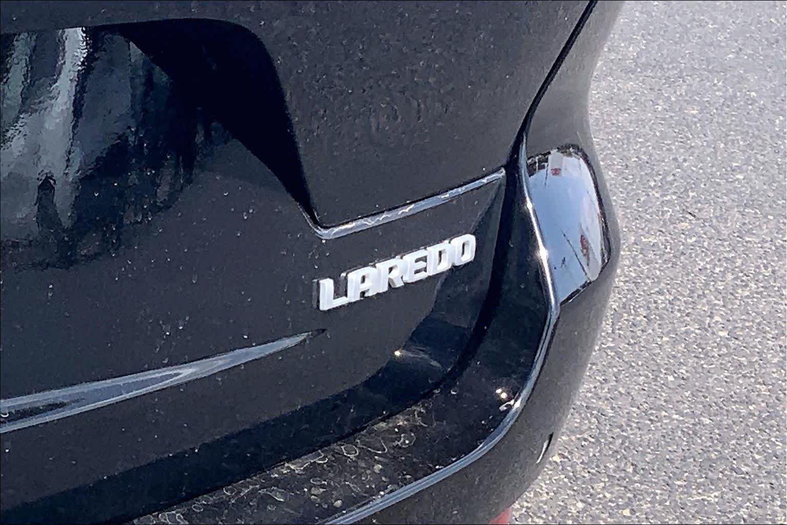 Used 2024 Diamond Black Crystal Pearlcoat Jeep Laredo image 10