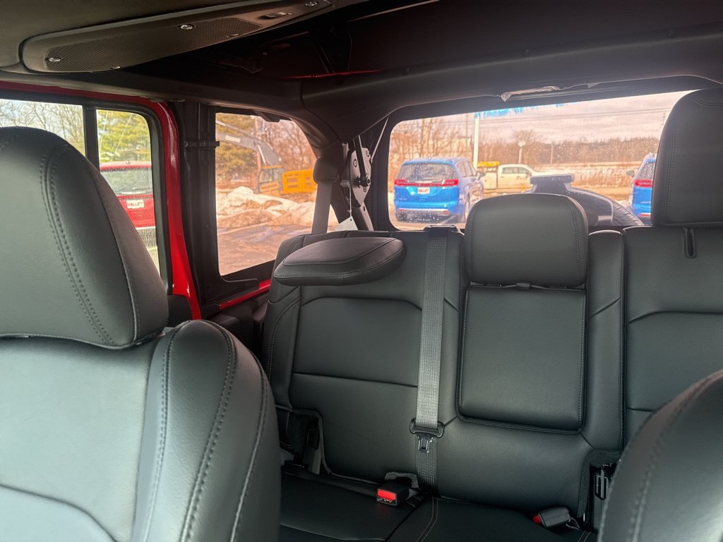 2025 Jeep Wrangler 4-Door Sahara - Photo 30