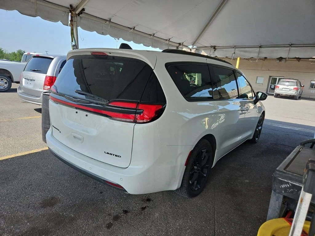 Used 2025 White Chrysler Limited image 5