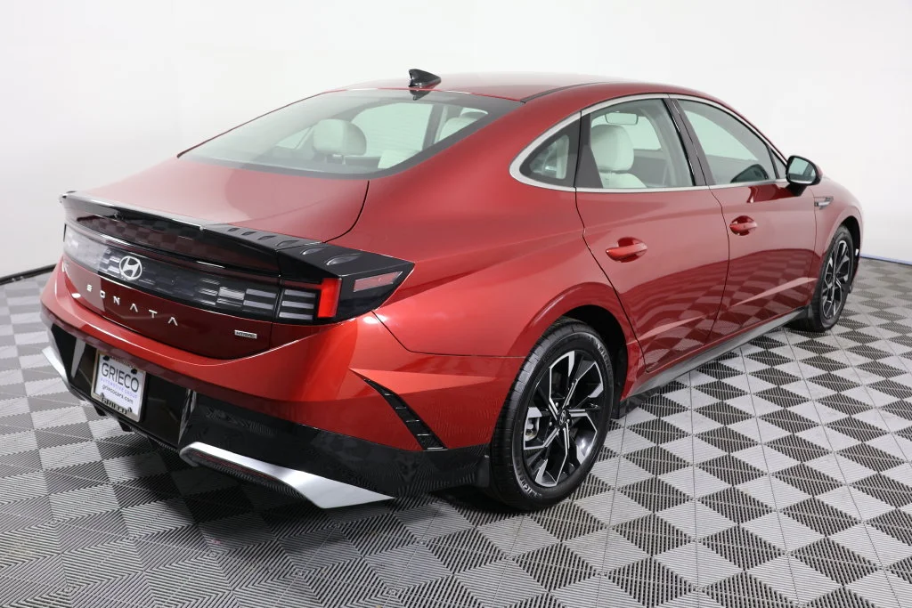 Used 2025 Red Hyundai SEL image 8