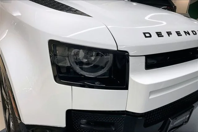 Certified Used 2024 White Land Rover X-Dynamic SE image 32