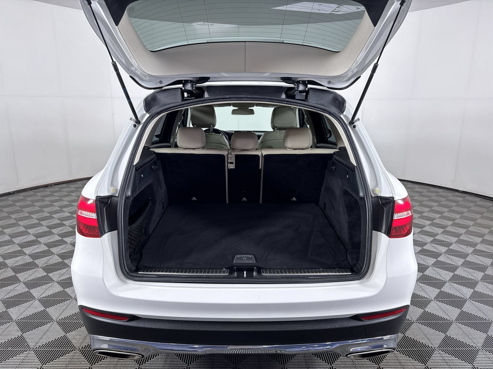 Used 2019 Polar White Mercedes-Benz GLC 300 image 26