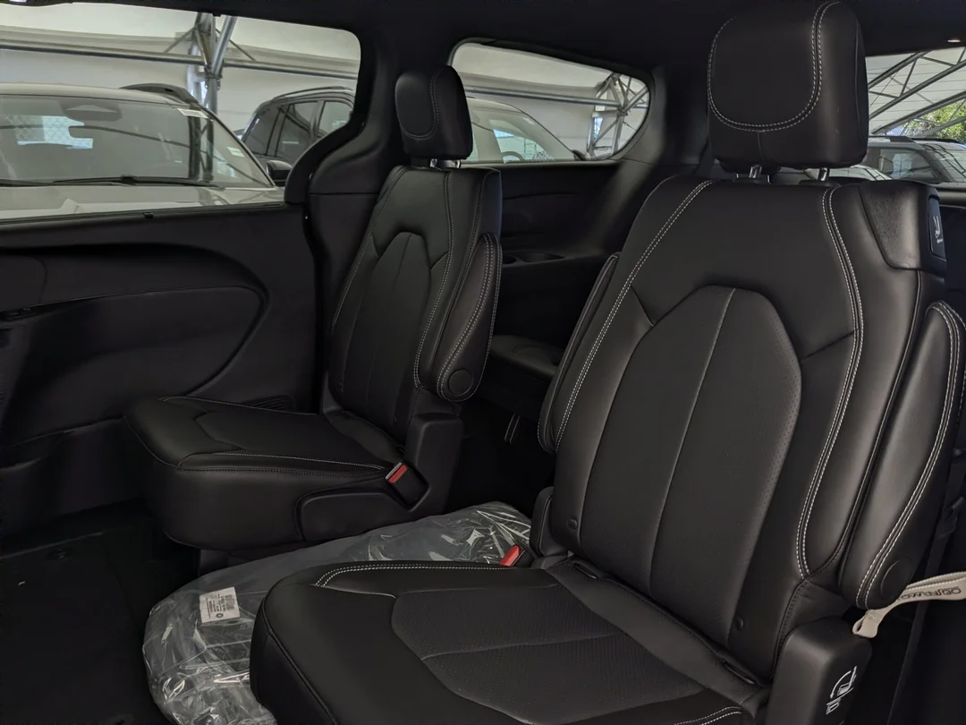 New 2027 Black Chrysler Select - - FWD - Stow n Go Seating - Adaptive Cruise - Blind-Spot - Apple CarPlay & More! image 26
