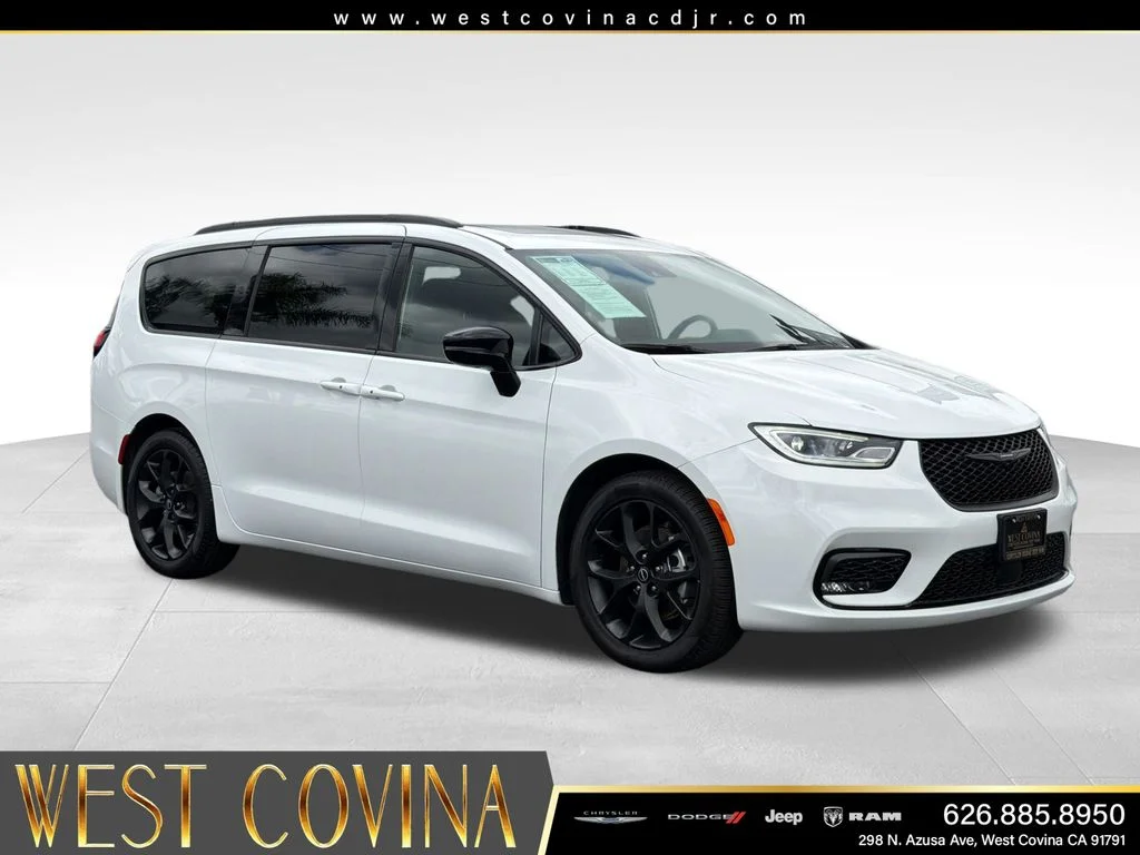2026 Chrysler Pacifica Limited's photo