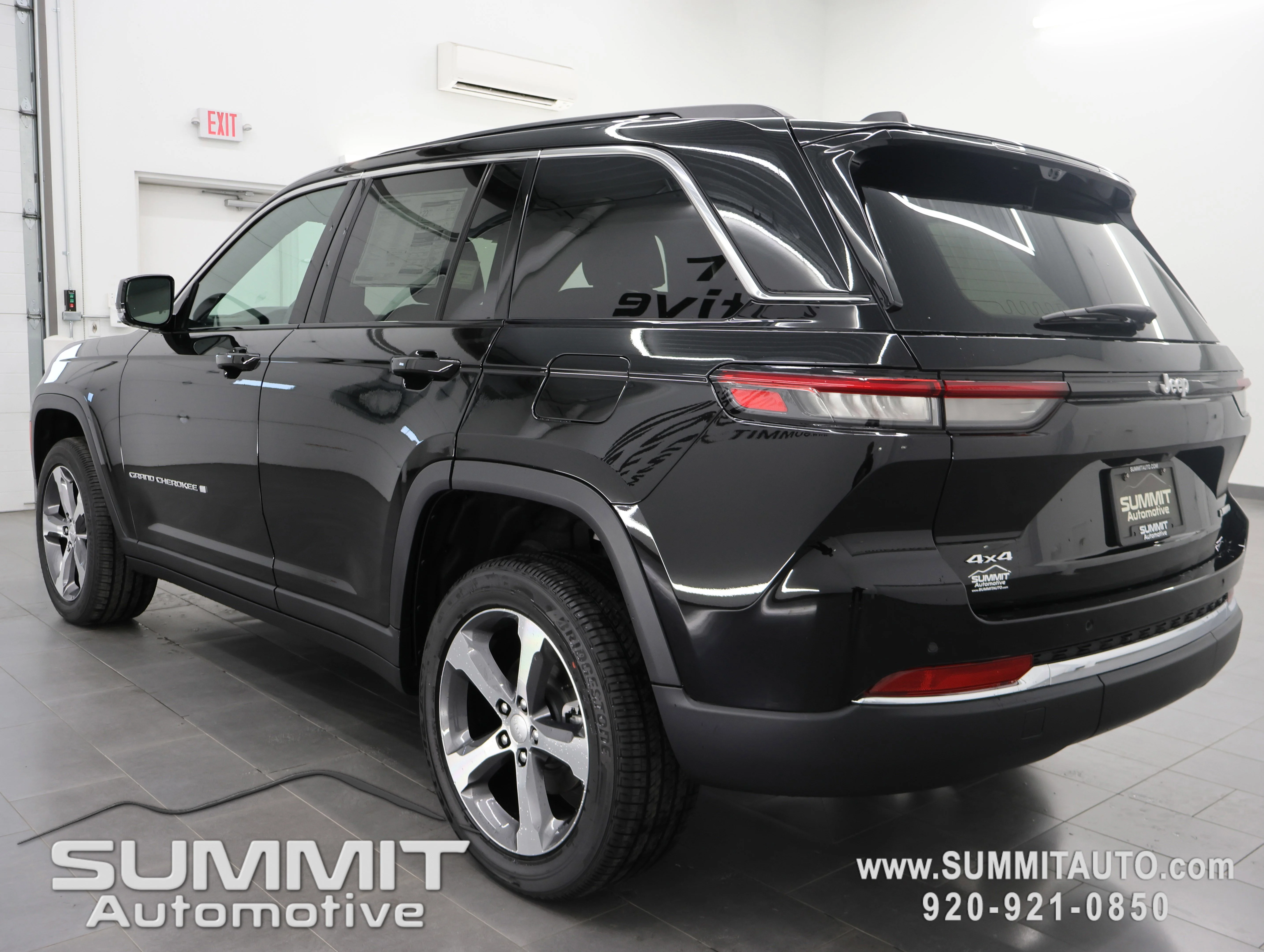 New 2025 Diamond Black Crystal Pearl-Coat Exterior Paint Jeep Limited image 5