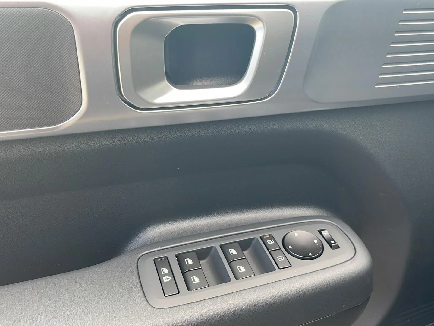 New 2026 Shimmering Silver Hyundai SE image 19