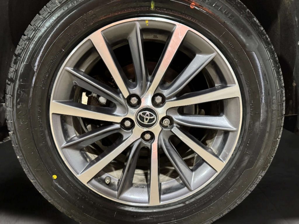 Used 2019 White Toyota XLE image 35