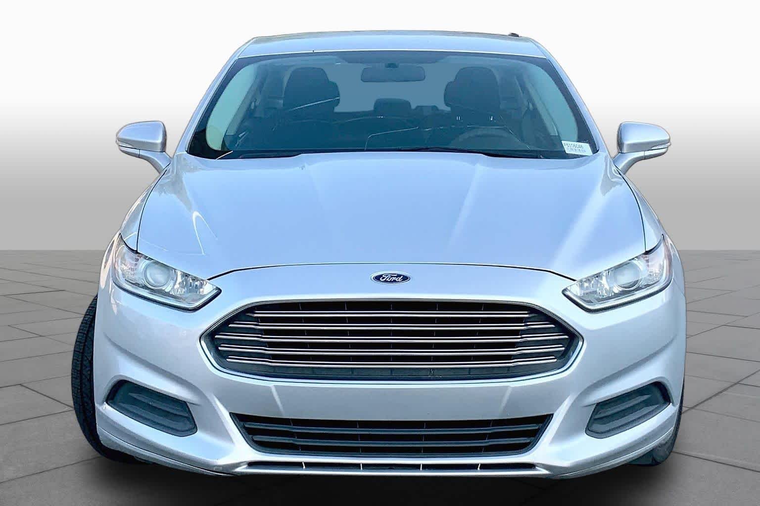 Used 2015 Ingot Silver Ford SE image 3