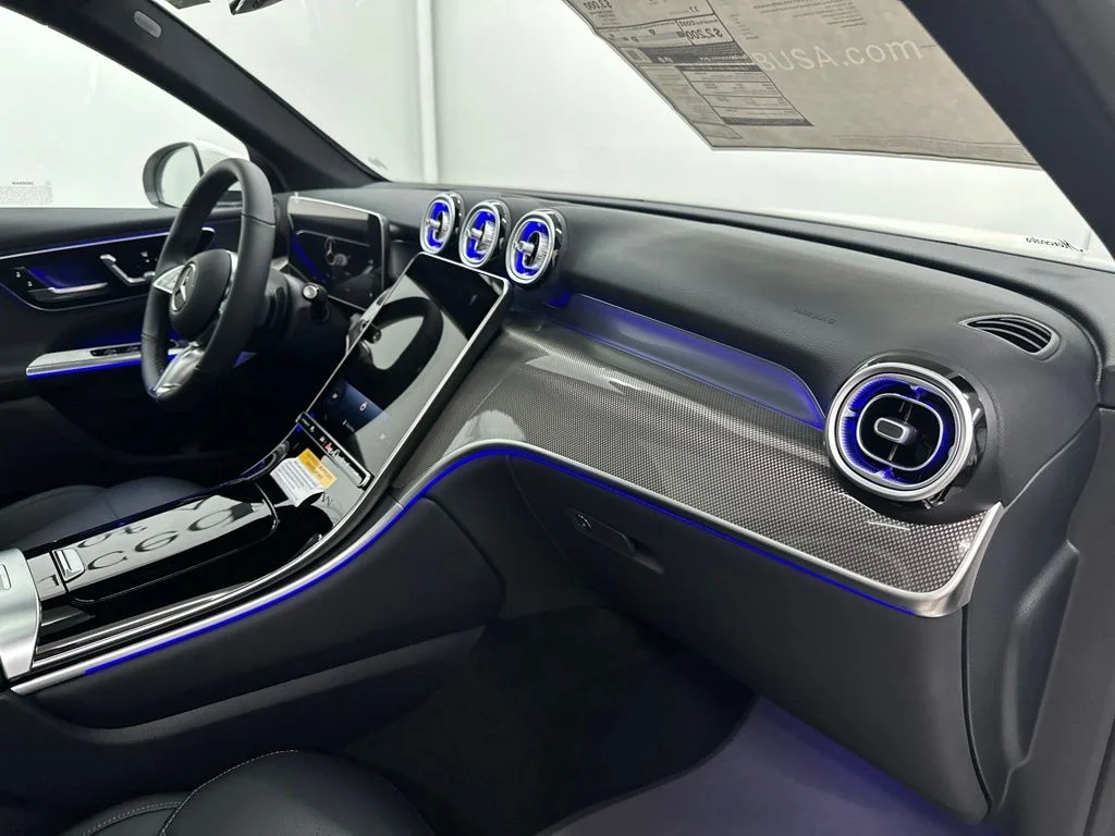 New 2027 White Mercedes-Benz GLC 300 image 25