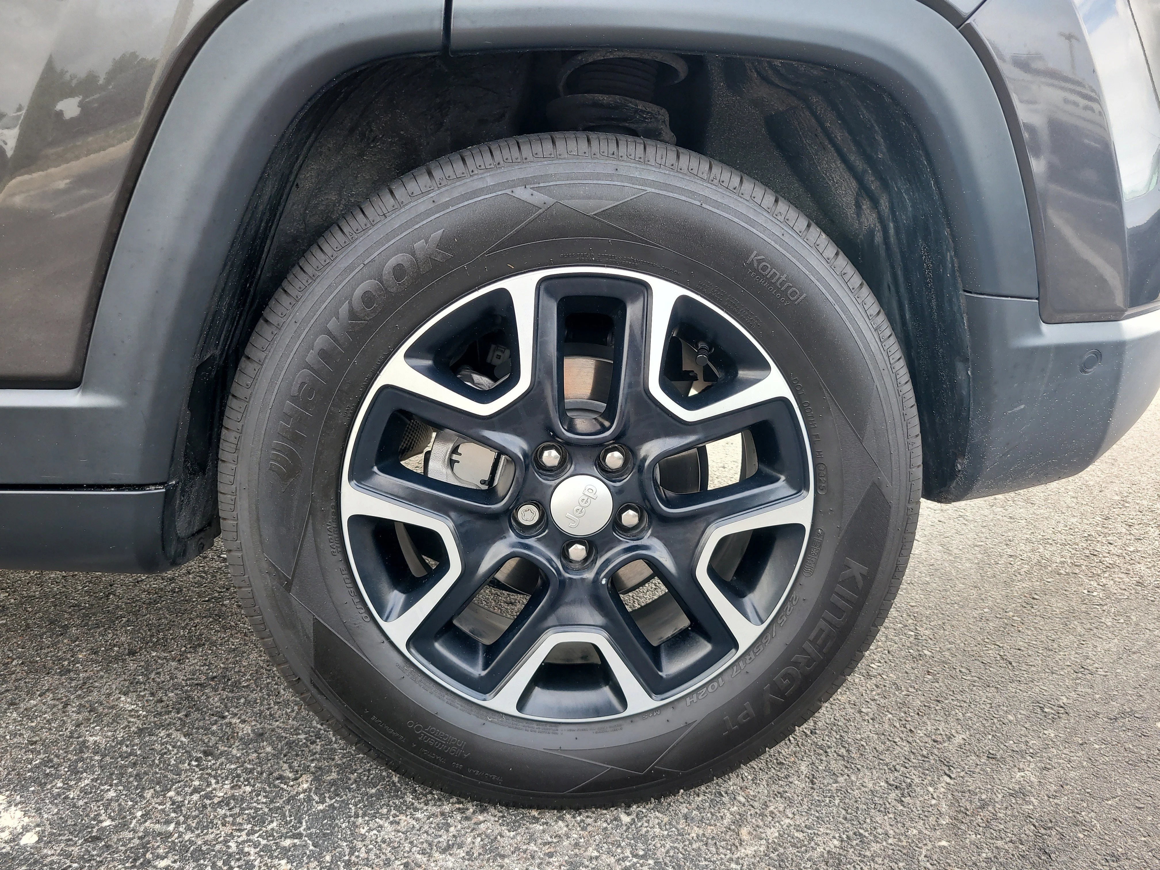 Used 2022 Granite Crystal Metallic Clearcoat Jeep Latitude image 8