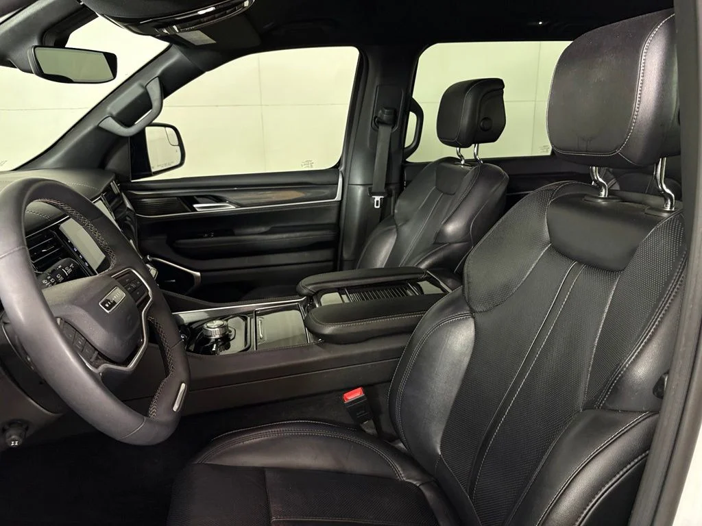 Used 2023 White Jeep Base image 18