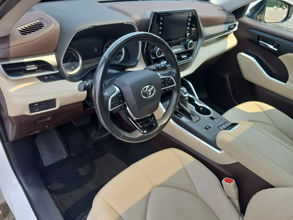 Used 2021  Toyota XLE image 16