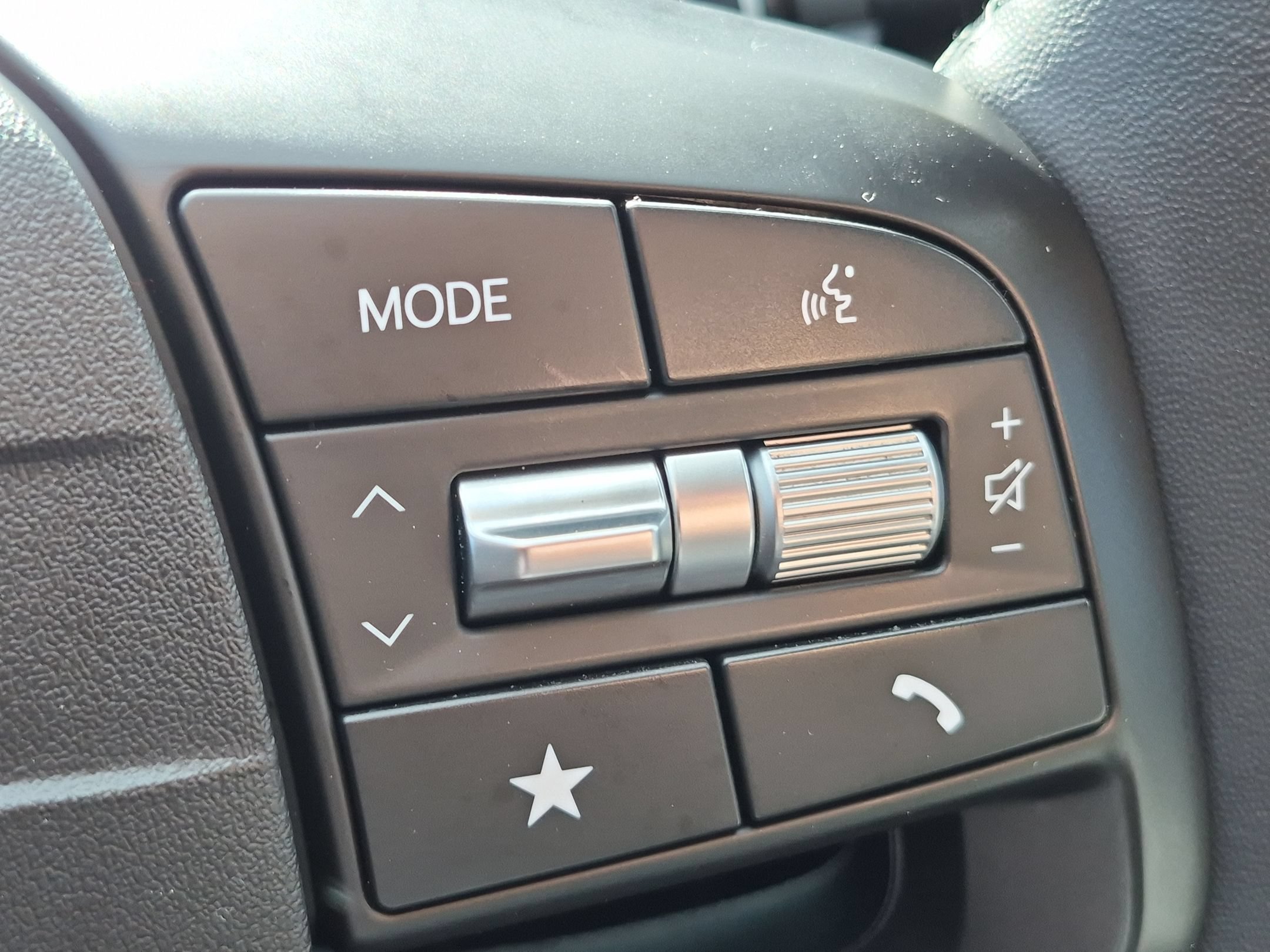 Used 2025 Currant Red Kia EX image 18