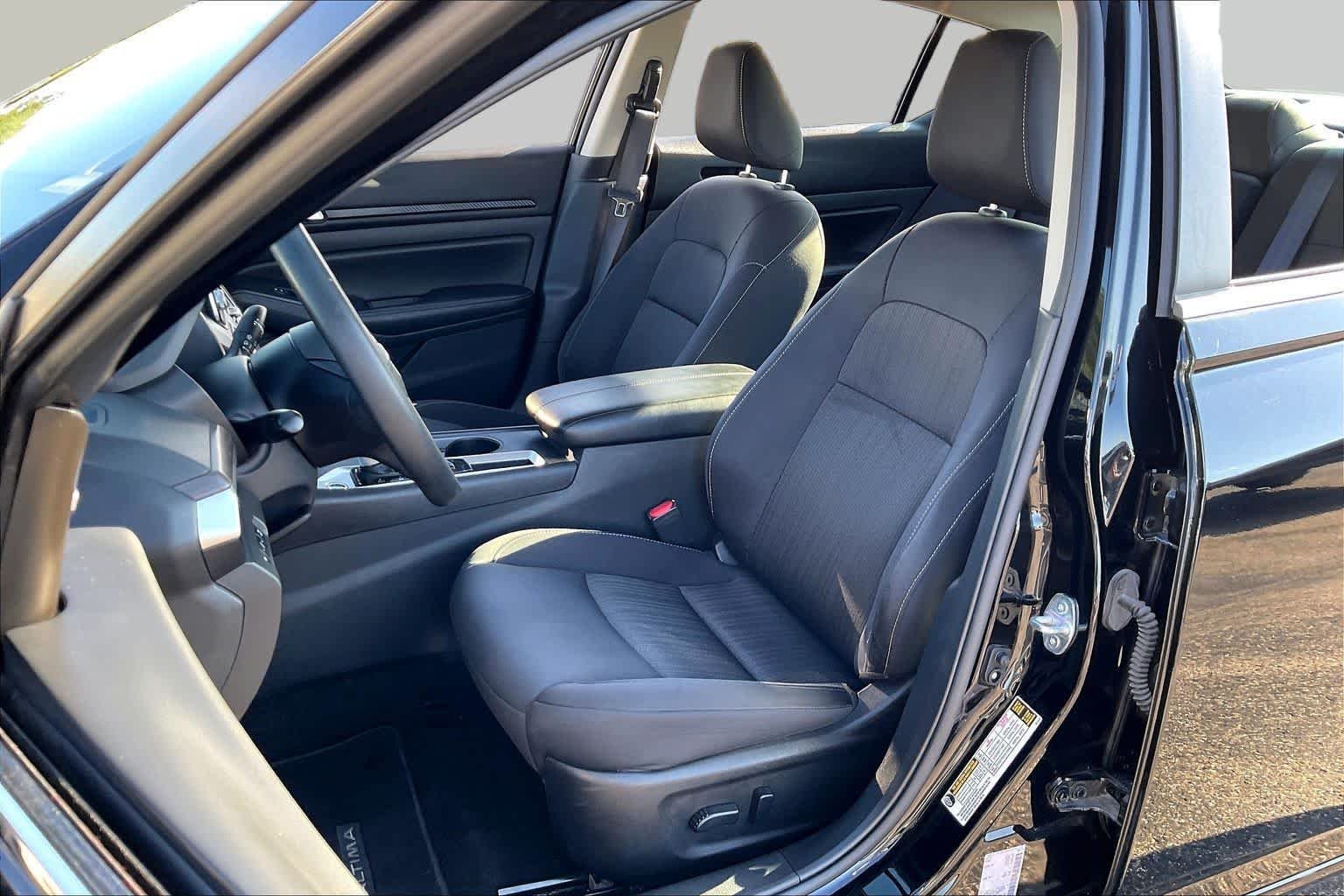 Used 2025 Super Black Nissan SV image 8
