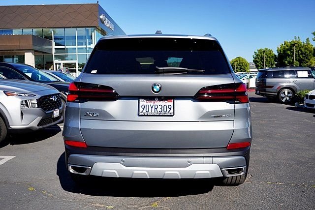 Used 2026 Gray BMW sDrive40i image 9