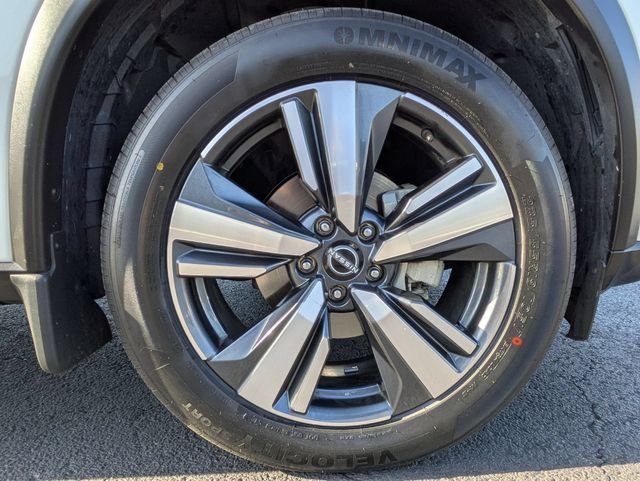 Used 2023 Pearl White Nissan Platinum image 31