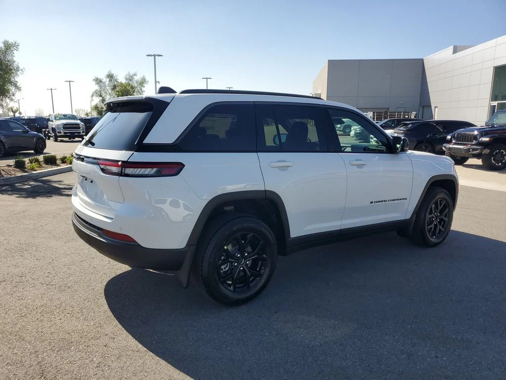 New 2026 Bright White Clear-Coat Exterior Paint Jeep Altitude image 6
