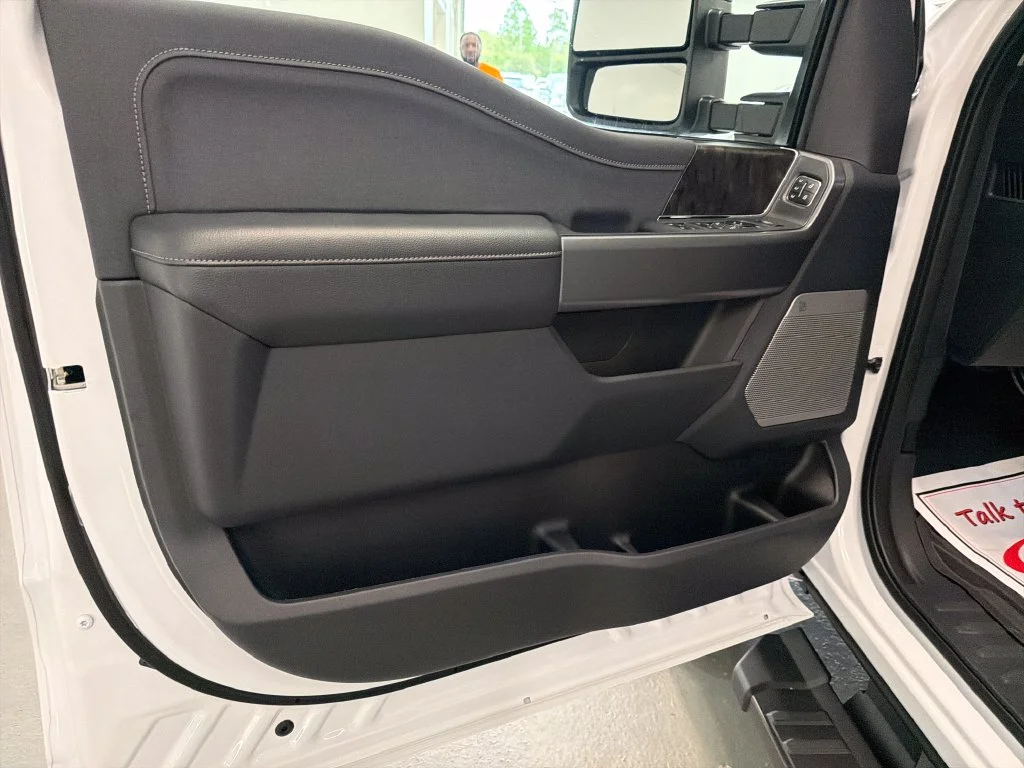 New 2027 Oxford White Ford F-250® Lariat® image 11