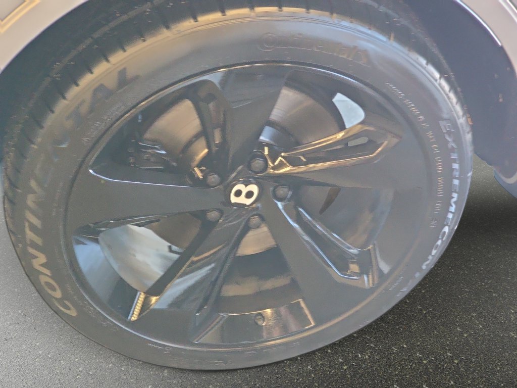 Used 2022 Silver Bentley  image 36