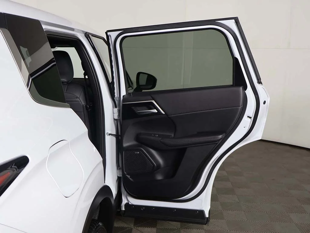New 2026 White Mitsubishi LE image 23
