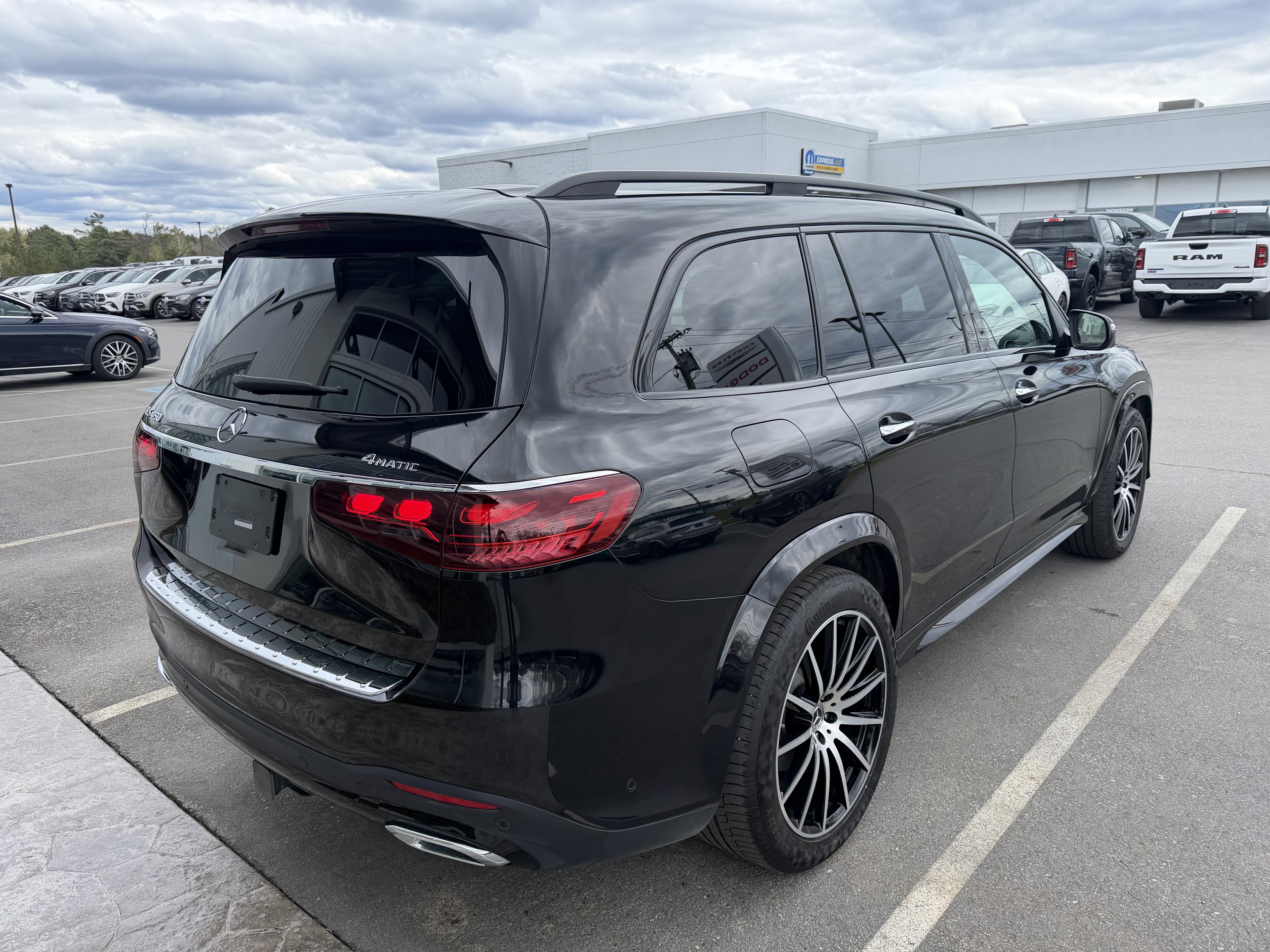 Used 2025 OBSIDIAN BLACK Mercedes-Benz GLS 450 image 4