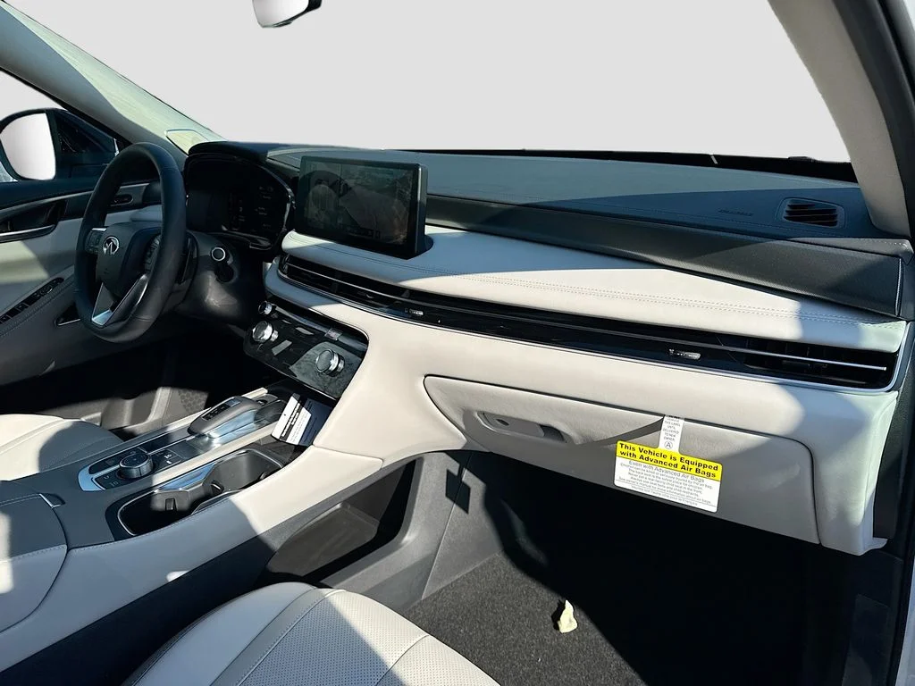 Certified Used 2026 White INFINITI LUXE image 33
