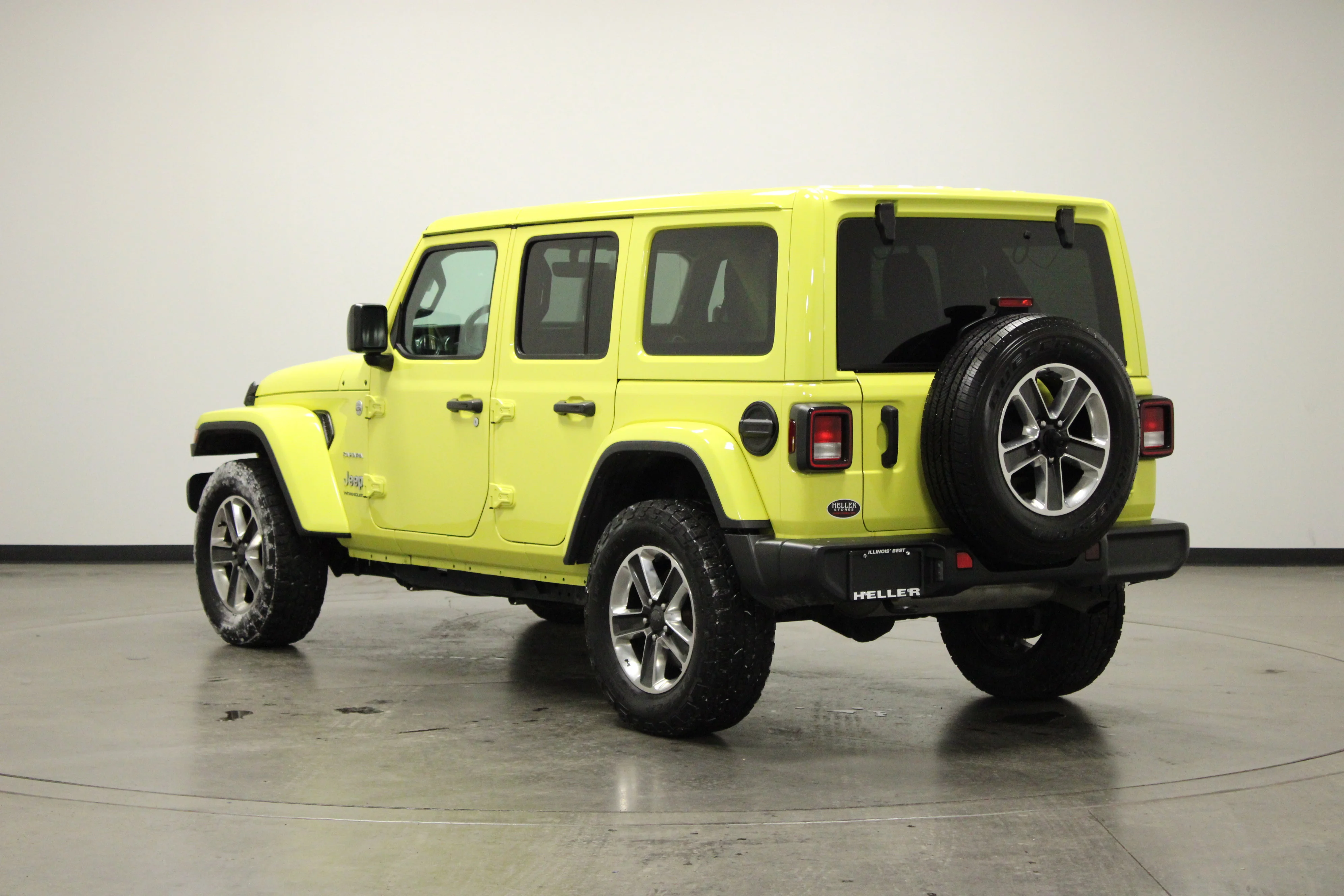 Used 2023 High Velocity Clearcoat Jeep Sahara image 6
