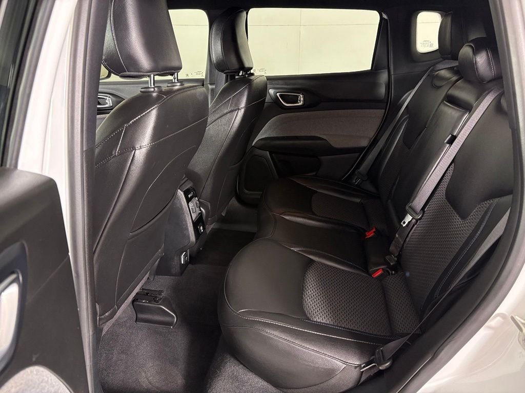 Used 2024 White Jeep Latitude image 35
