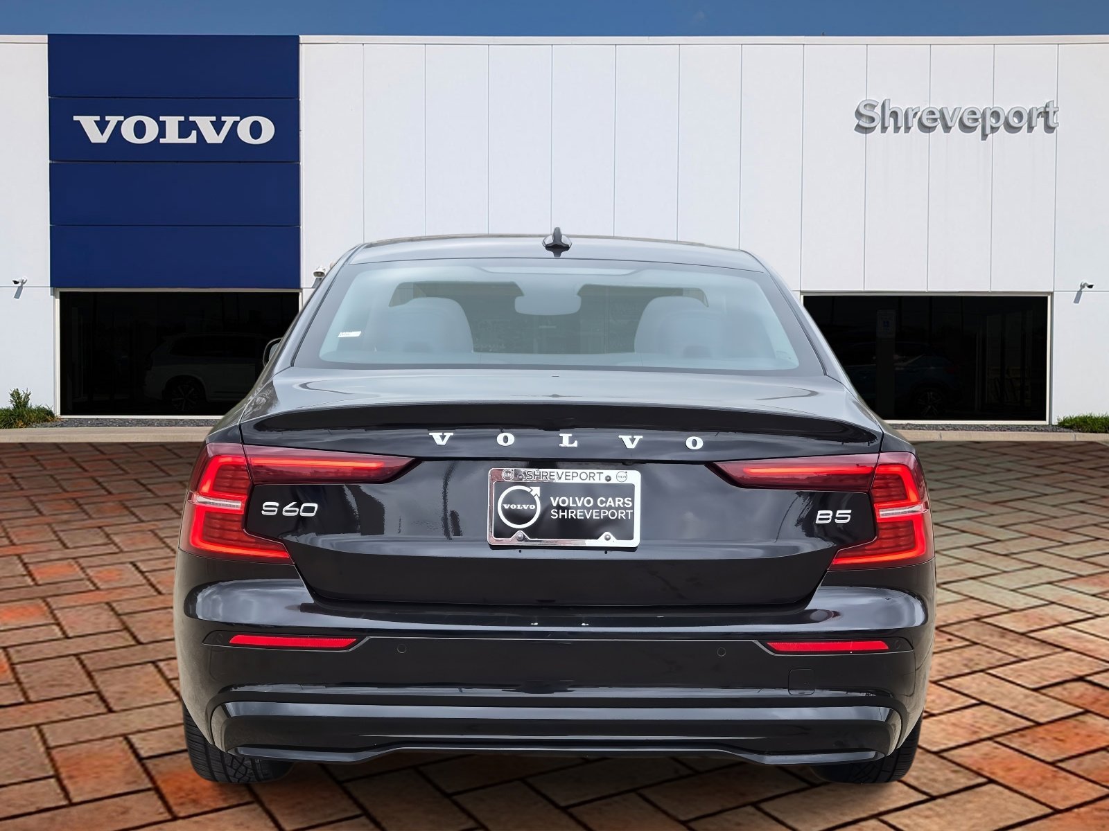 Used 2024 Onyx Black Metallic Volvo Core Dark Theme image 5