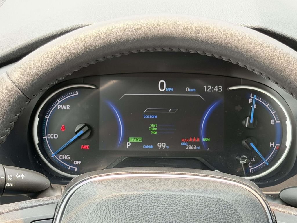 Certified Used 2025  Toyota XLE Premium image 11