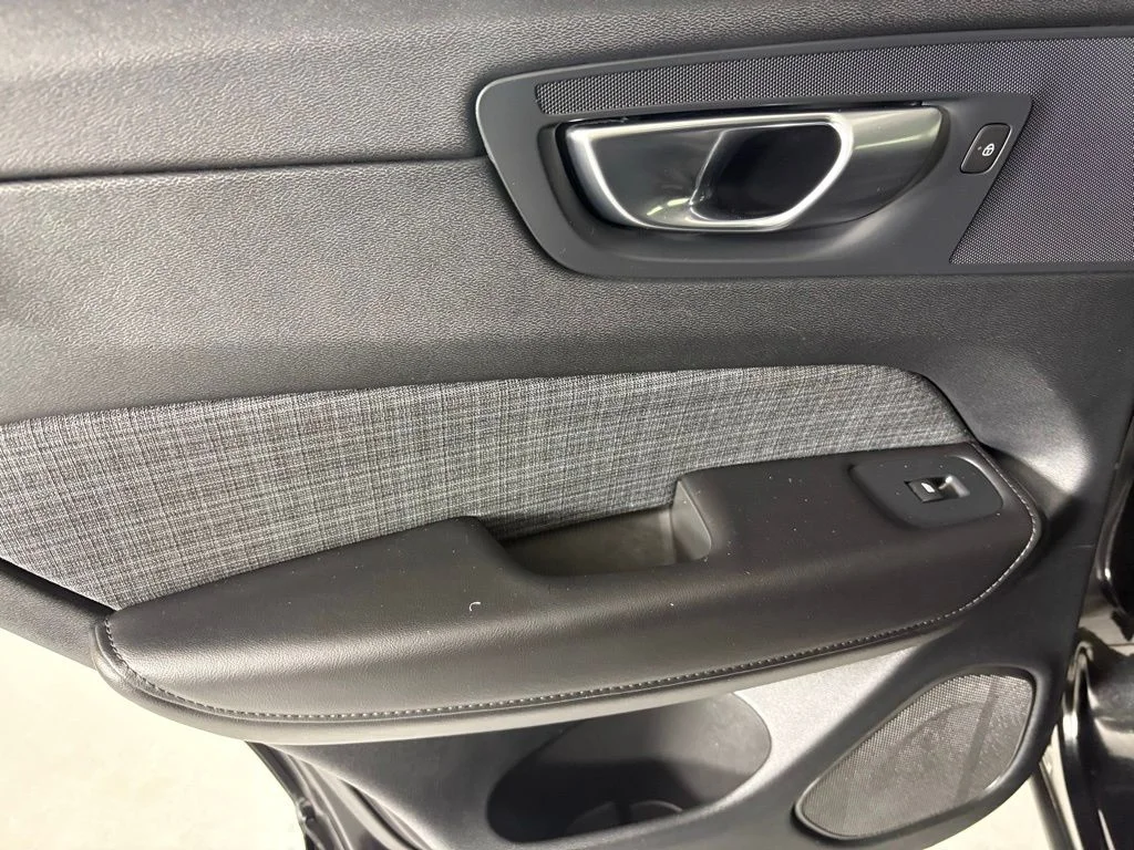 Used 2024 Onyx Black Metallic Volvo Core image 34