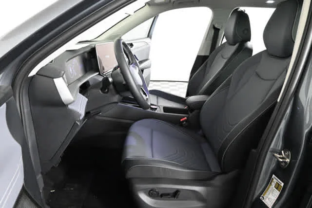 New 2026 Platinum Gray Metallic Volkswagen SE image 24