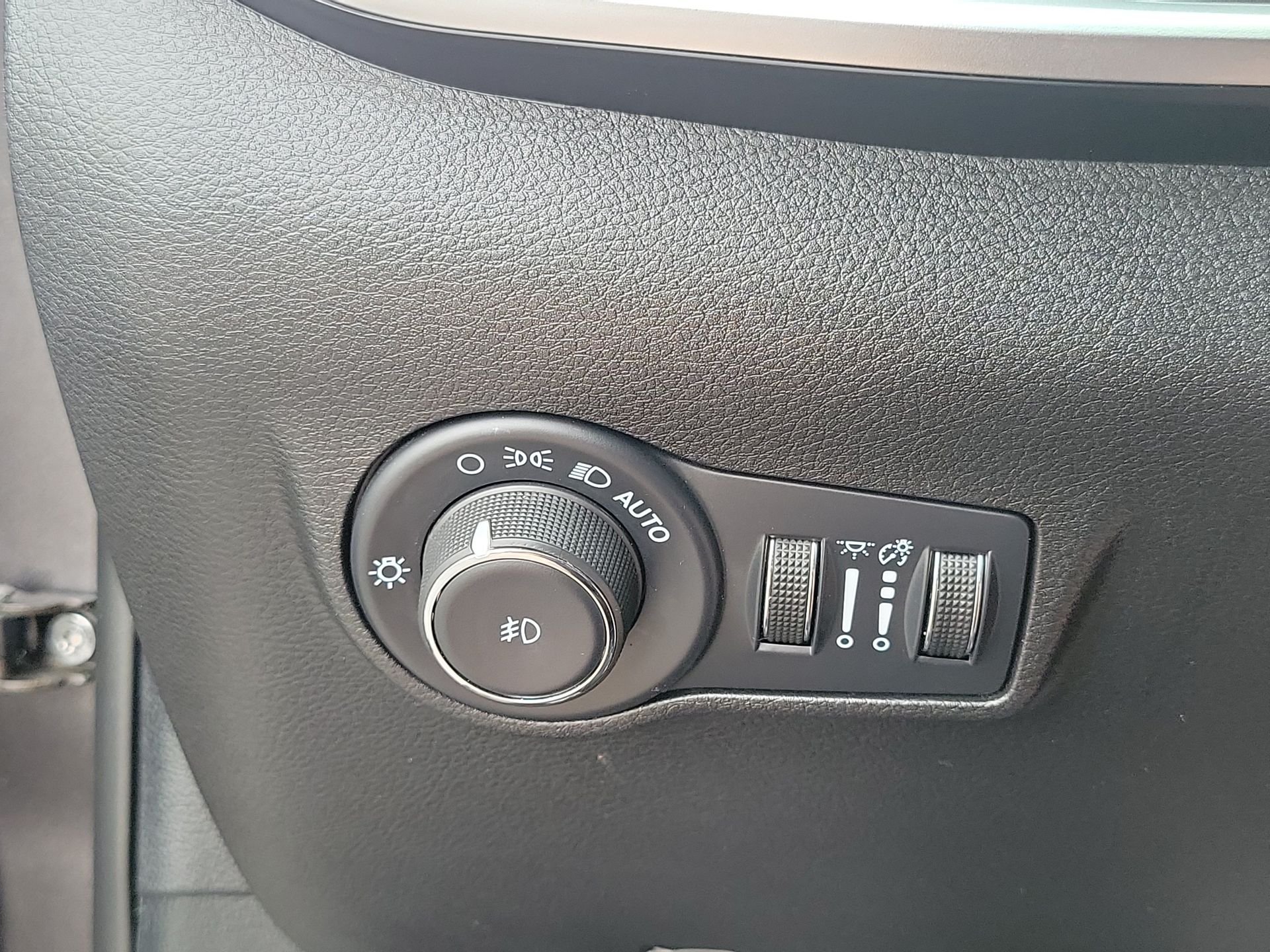 Certified Used 2024  Jeep Latitude image 11