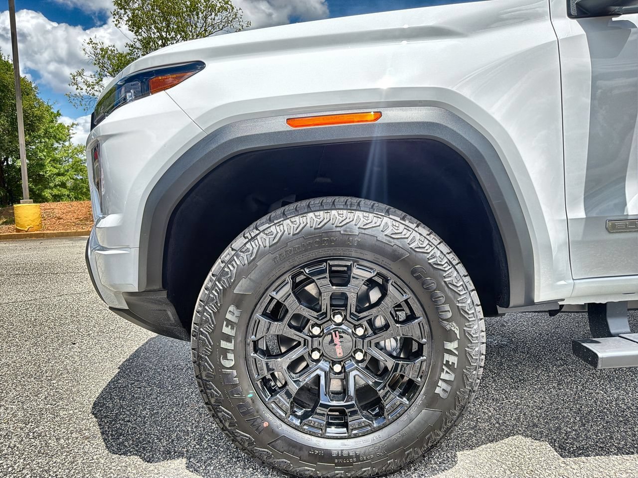 New 2026 Summit White GMC Elevation image 28